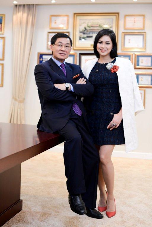 Bố mẹ chồng Hà Tăng trở thành cặp đôi ‘quyền lực’ của thời trang thế giới